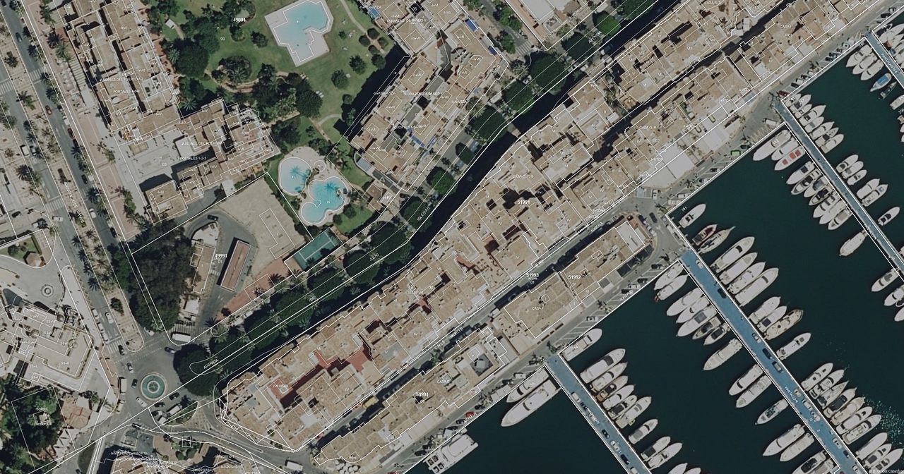 Ortofoto de Puerto Banús, en Marbella, con el parcelario del Catastro superpuesto