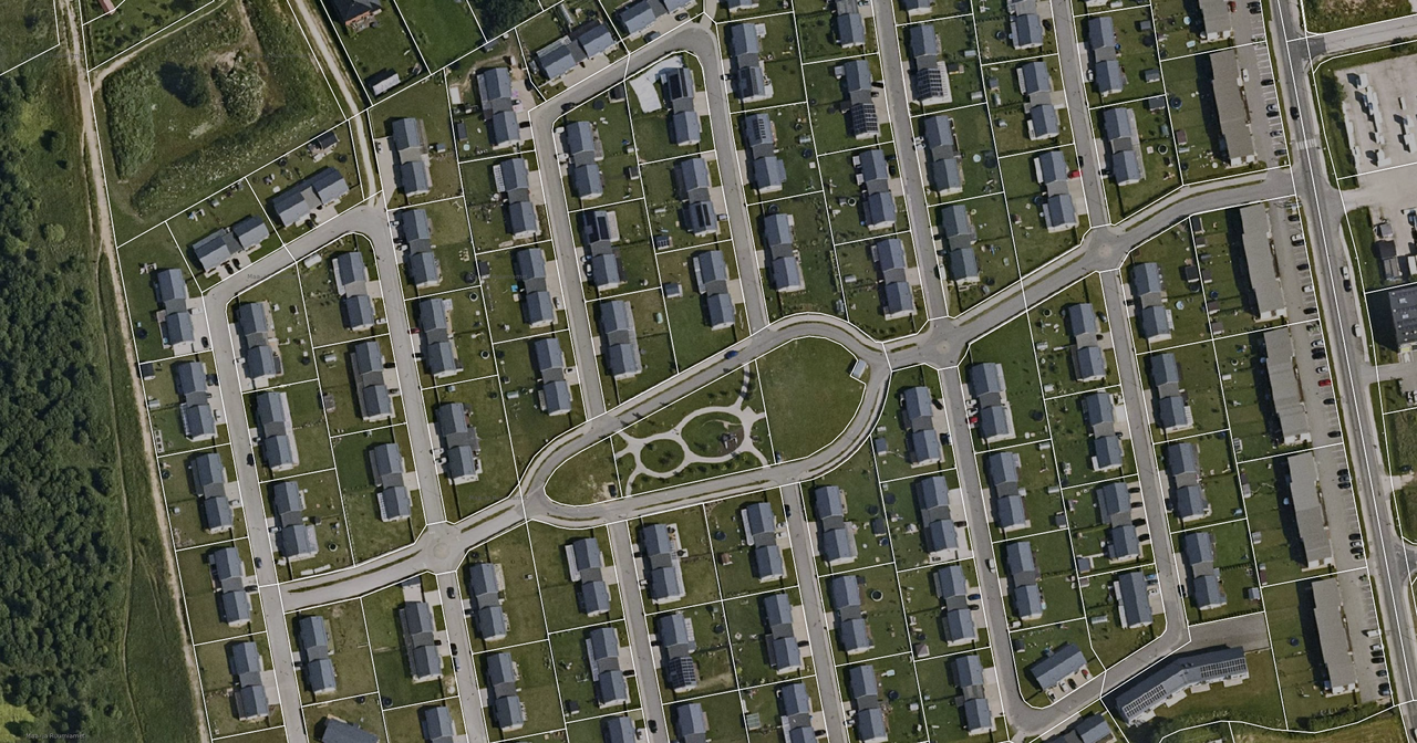 Ortofoto de un barrio de casas nuevas en Tõrvandi, junto a Tartu, con los lindes de cada unidad catastral