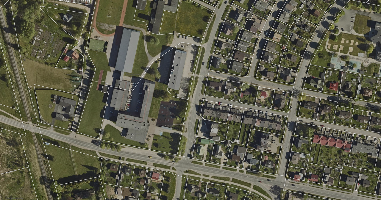 Unidades catastrales dibujadas sobre la ortofoto de un barrio de casas de Viljandi, en Estonia