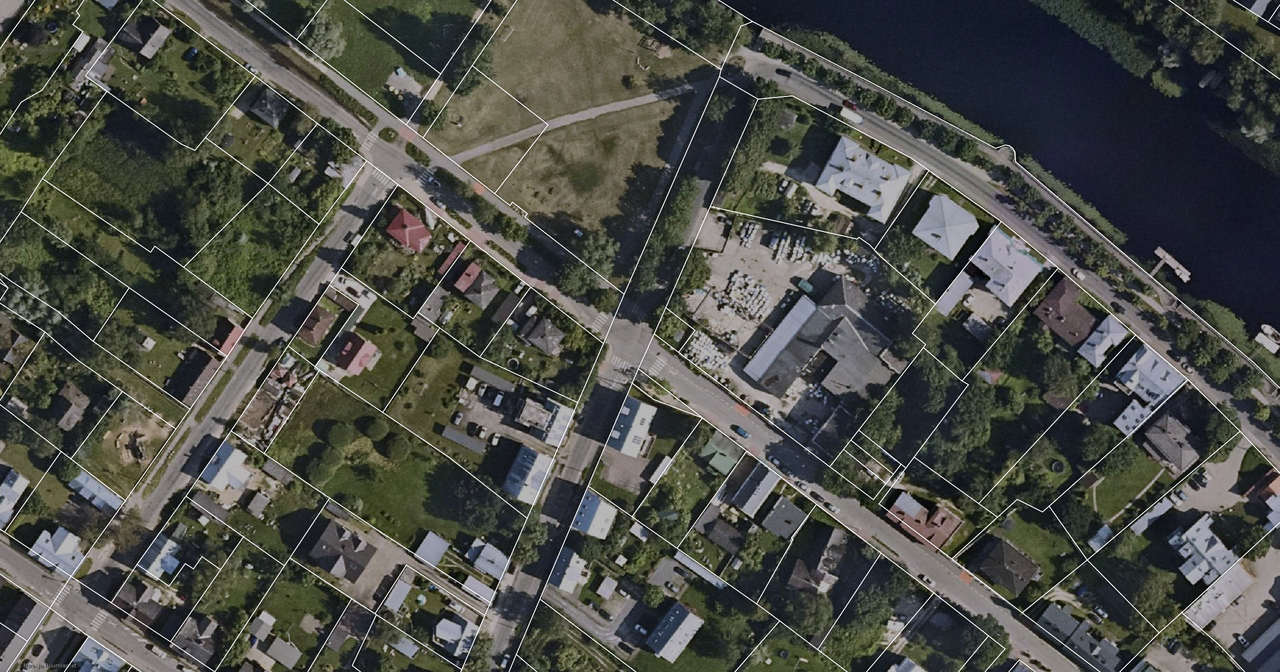 Ortofoto del barrio de Supilinn, en Tartu, con las unidades catastrales superpuestas
