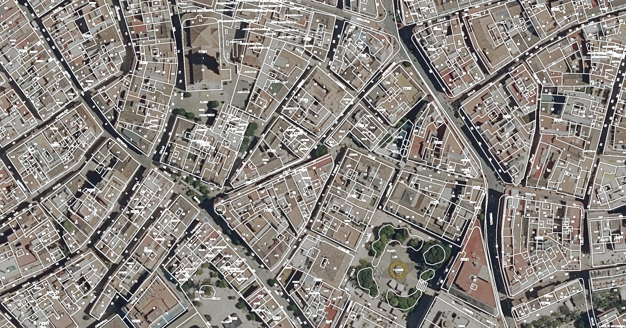 Ortofoto del casco antiguo de Estepona con el parcelario del Catastro superpuesto