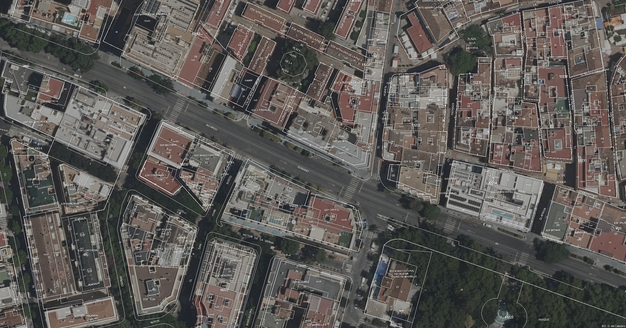 Parcelario catastral dibujado sobre la ortofoto del centro de Marbella, con los lindes de cada parcela en blanco