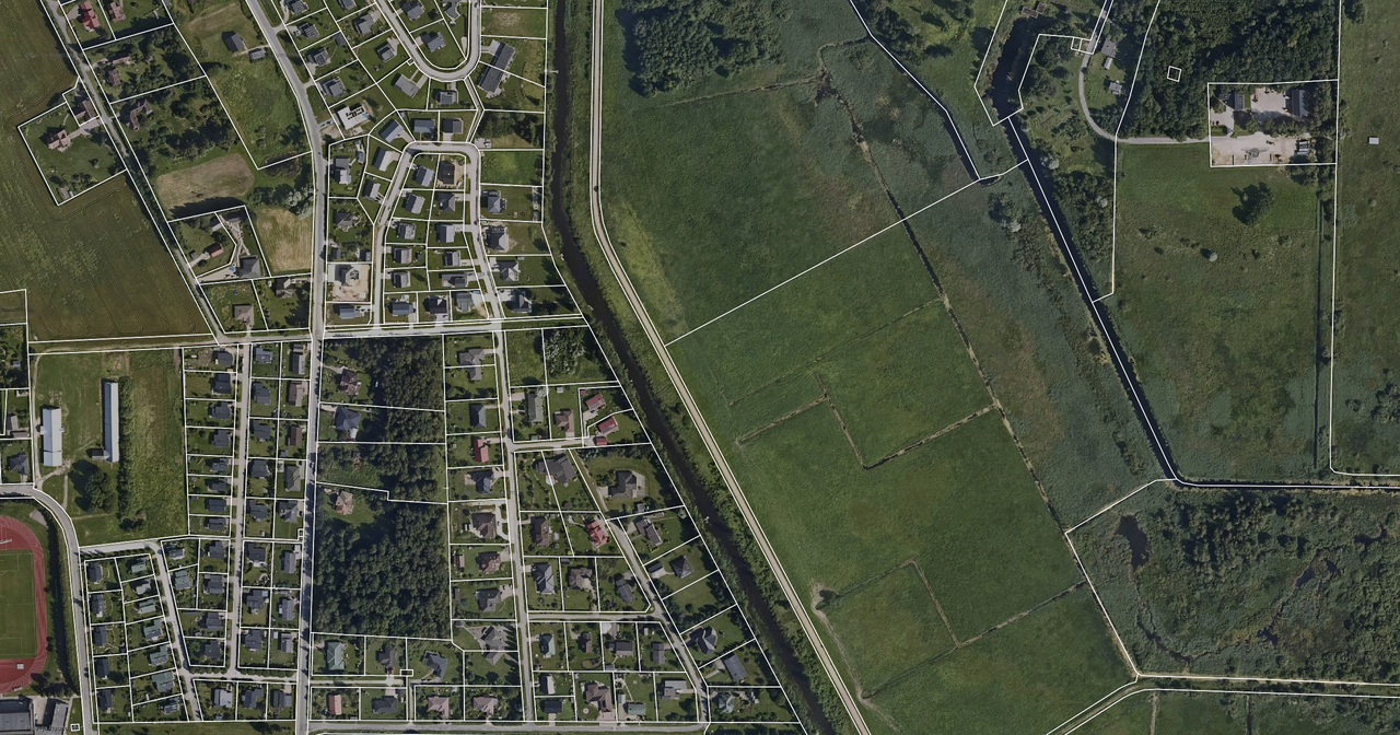 Ortofoto al sur de Tartu con las unidades catastrales: parcelas residenciales junto a campos agrícolas