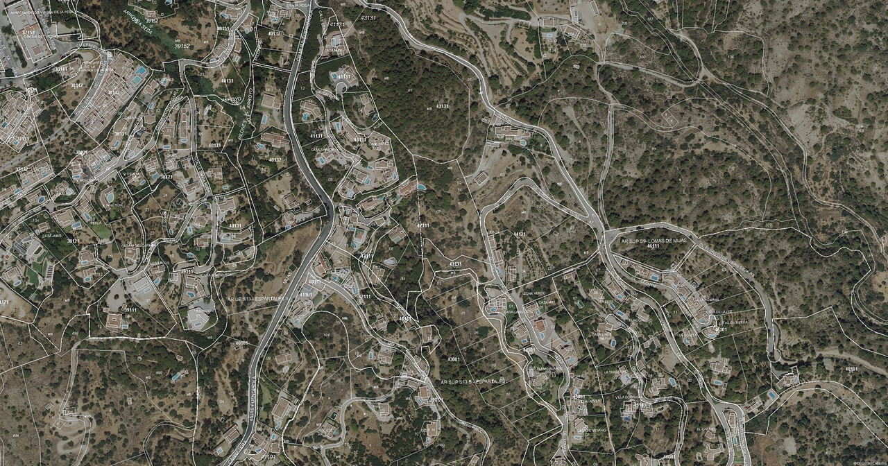 Ortofoto de Mijas con el parcelario catastral: urbanizaciones junto a suelo rústico
