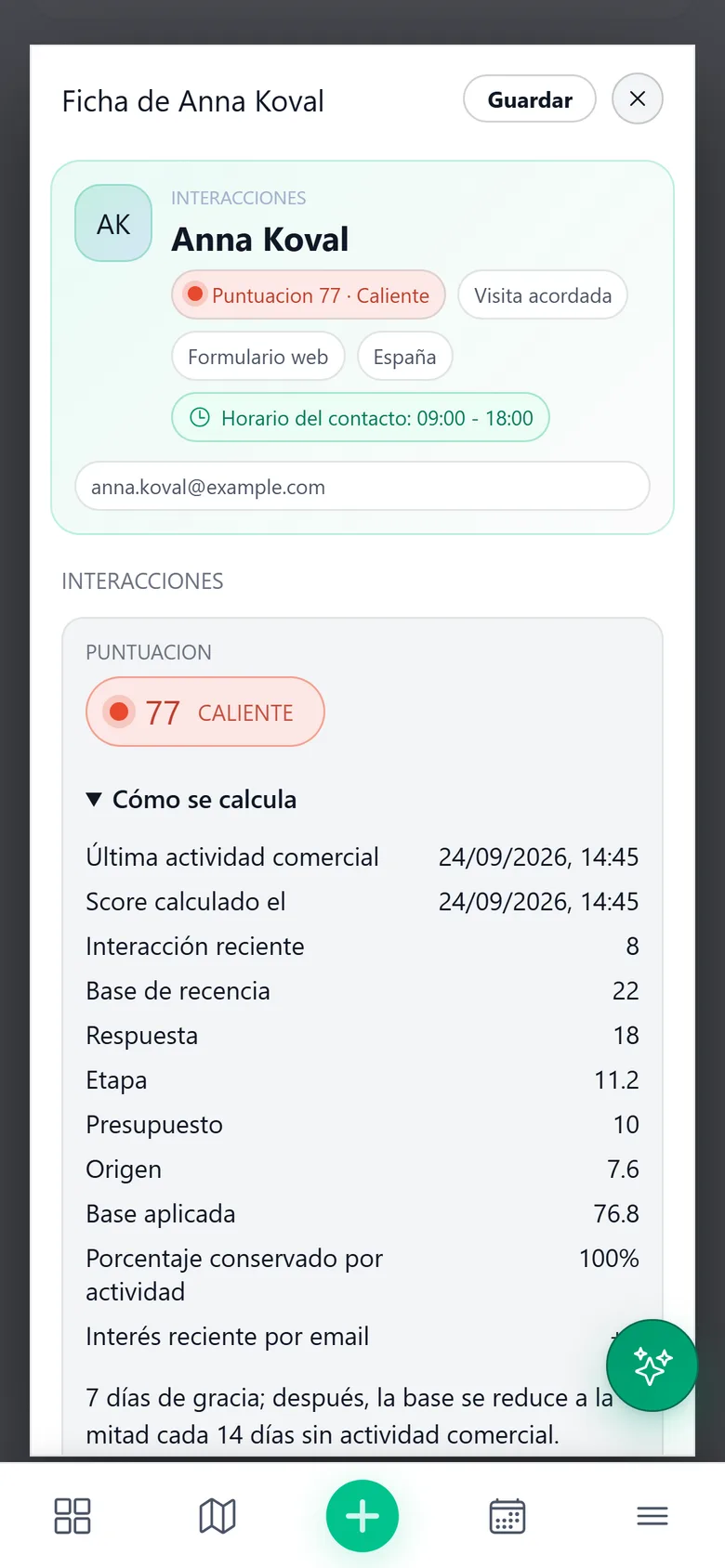 Ficha de un lead en el móvil con su puntuación «Caliente» y el desglose de cómo se calcula: actividad reciente, respuesta, etapa, presupuesto y origen