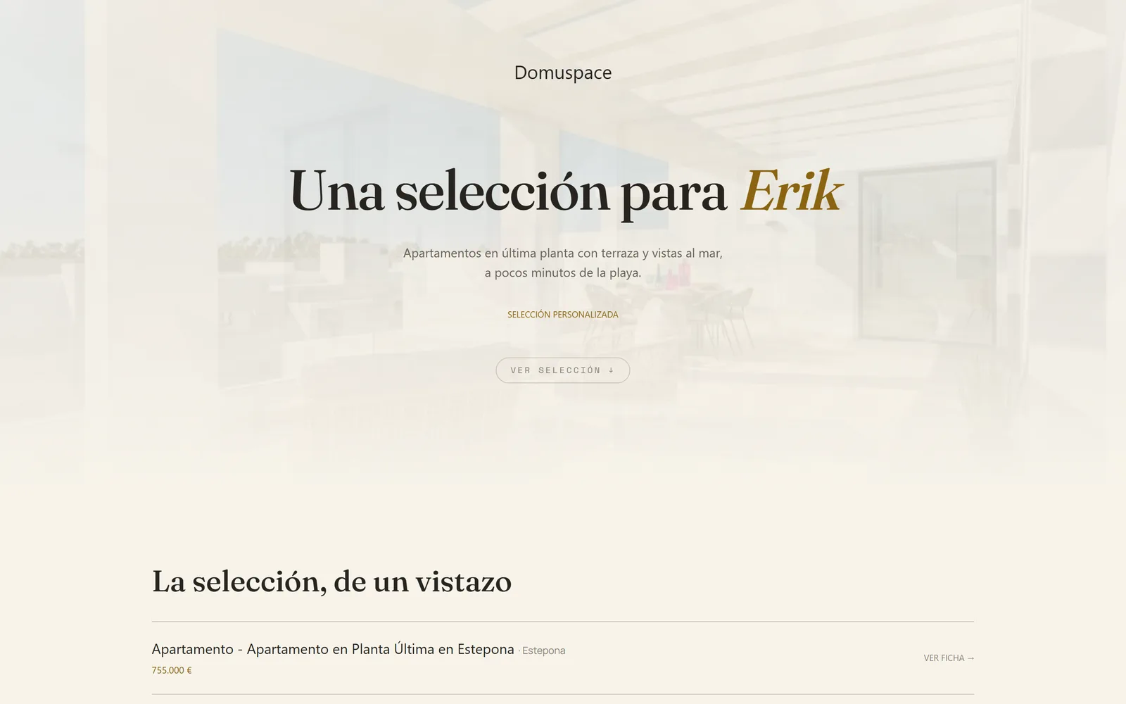 Portada del dossier inmobiliario de Domuspace que recibe el cliente, con su nombre, la nota del agente y las fotos de las propiedades de fondo