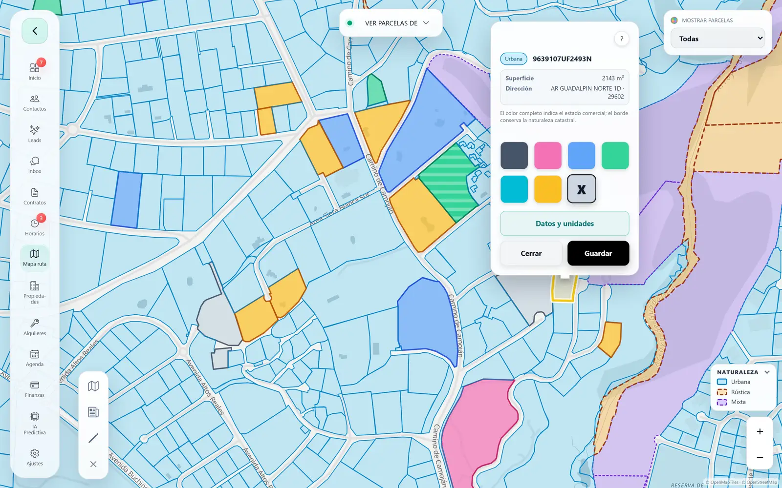 Mapa catastral de Domuspace a nivel de calle, con parcelas pintadas por estado comercial y la ficha de una parcela abierta con su referencia catastral