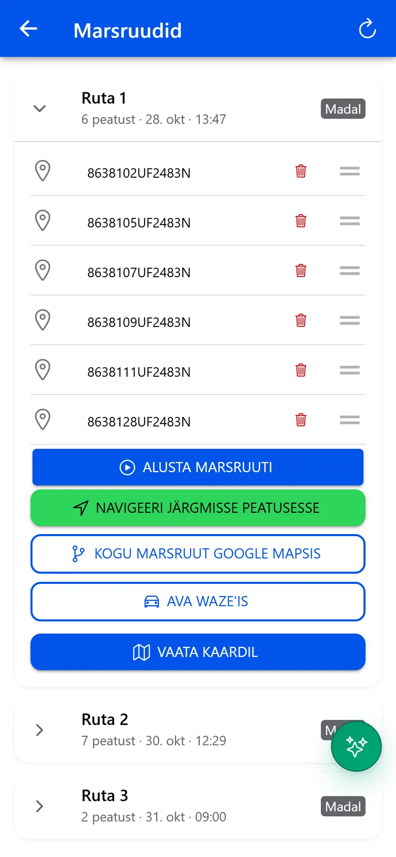 Marsruutide nimekiri telefonis, üks marsruut lahti: kuus peatust ning nupud alustamiseks ja navigeerimiseks Google Mapsi või Waze’iga